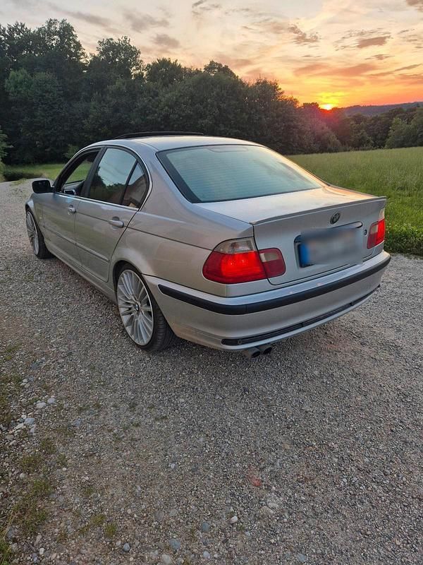Silber Gebraucht 2001 BMW 330 Limousine | 2.500 € (Superpreis) - Bild 1/4