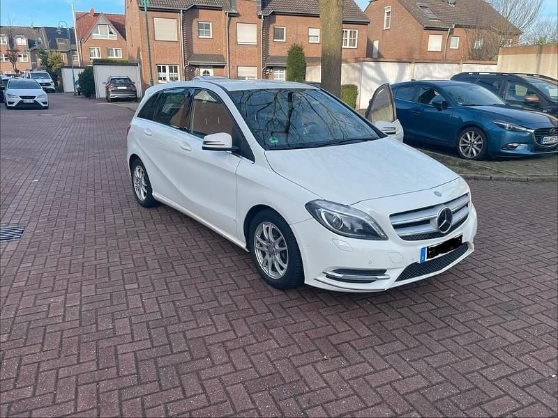 Gebraucht Mercedes B200 156 PS (114 kW) 2014 Weiß Van / Kleinbus