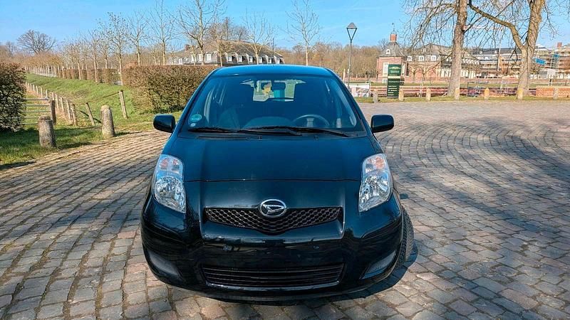 Gebraucht Toyota Yaris 99 PS (72 kW) 2011 Schwarz Kleinwagen