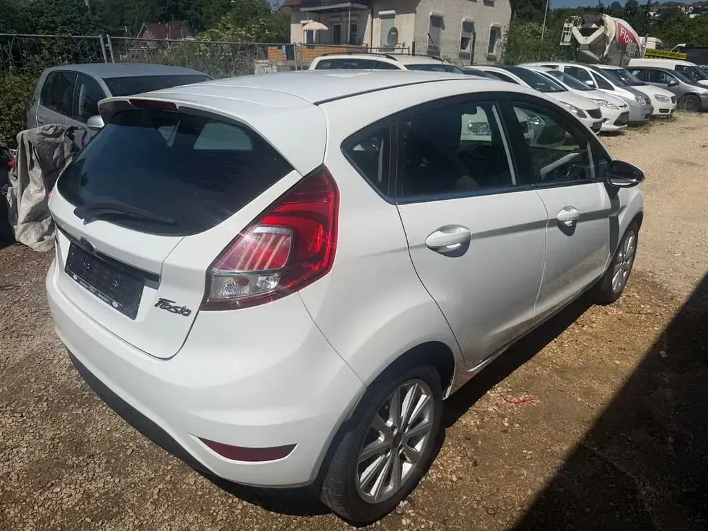 Gebraucht Ford Fiesta Titanium 125 PS (91 kW) 2016 Weiß Kleinwagen