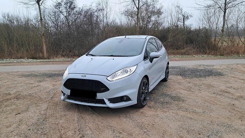 Grau Gebraucht 2016 Ford Fiesta ST200 Kleinwagen | 15.500 € - Bild 1/4
