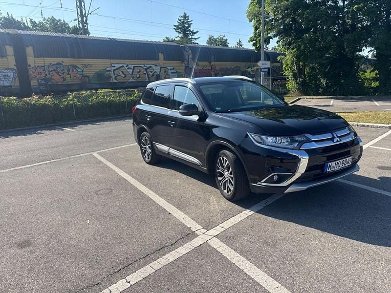 Schwarz Gebraucht 2015 Mitsubishi Outlander Classic Collection Plus SUV | 12.500 € (Fairer Preis) - Bild 1/4