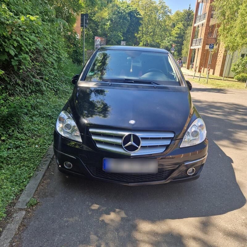 Schwarz Gebraucht 2011 Mercedes B180 Van / Kleinbus | 4.799 € - Bild 1/4