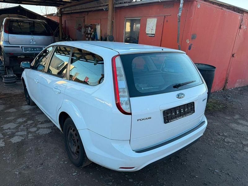 Gebraucht Ford Focus Style 109 PS (80 kW) 2010 Weiß Limousine