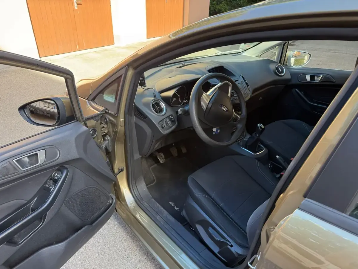 Gebraucht Ford Fiesta Trend 95 PS (69 kW) 2013 Gold Limousine