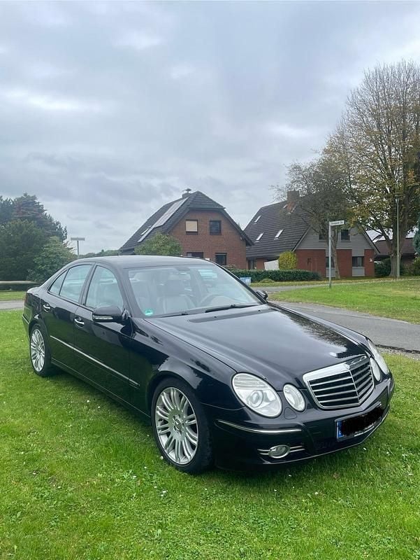 Schwarz Gebraucht 2008 Mercedes E320 Avantgarde Limousine | 6.100 € (Fairer Preis) - Bild 1/4