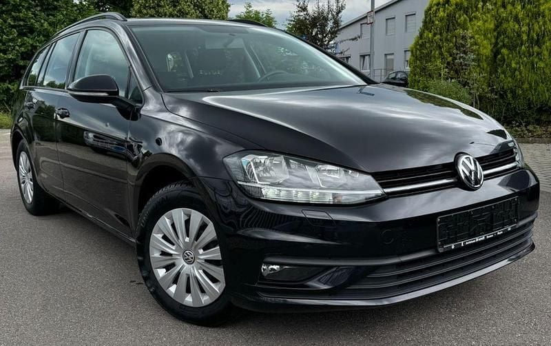 Schwarz Gebraucht 2018 VW Golf VII Trendline Kombi | 11.300 € (Guter Preis) - Bild 1/4