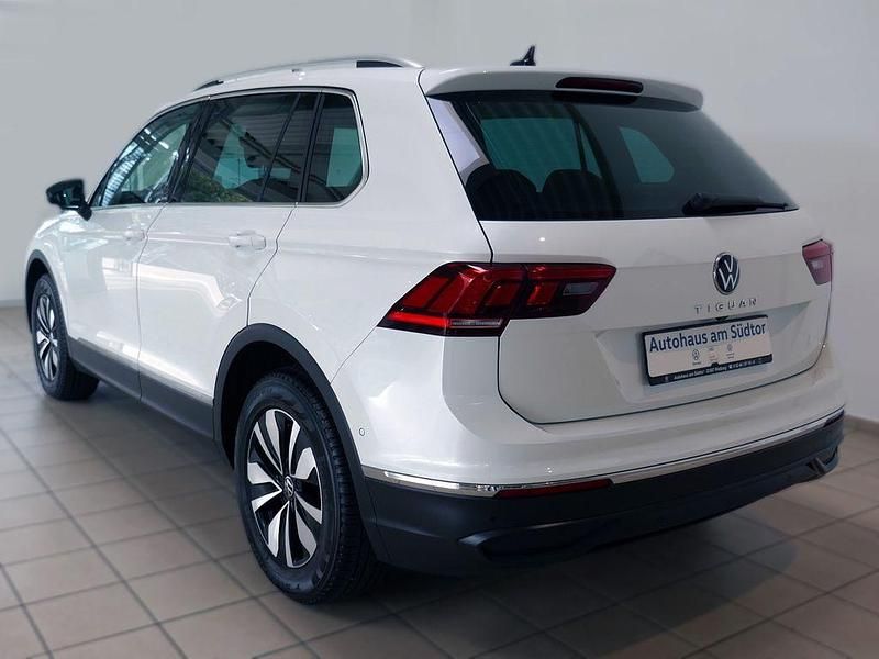 Gebraucht VW Tiguan Move 150 PS (110 kW) 2024 Oryxweiß perlmutteffekt SUV