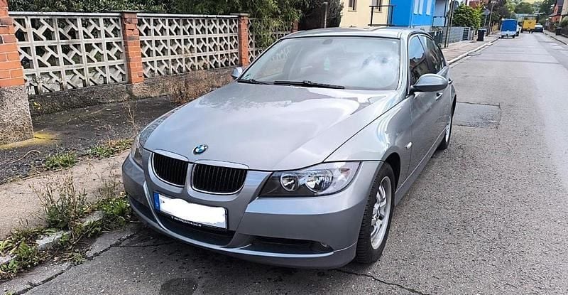 Blau Gebraucht 2007 BMW 318 Limousine | 2.850 € (Superpreis) - Bild 1/4