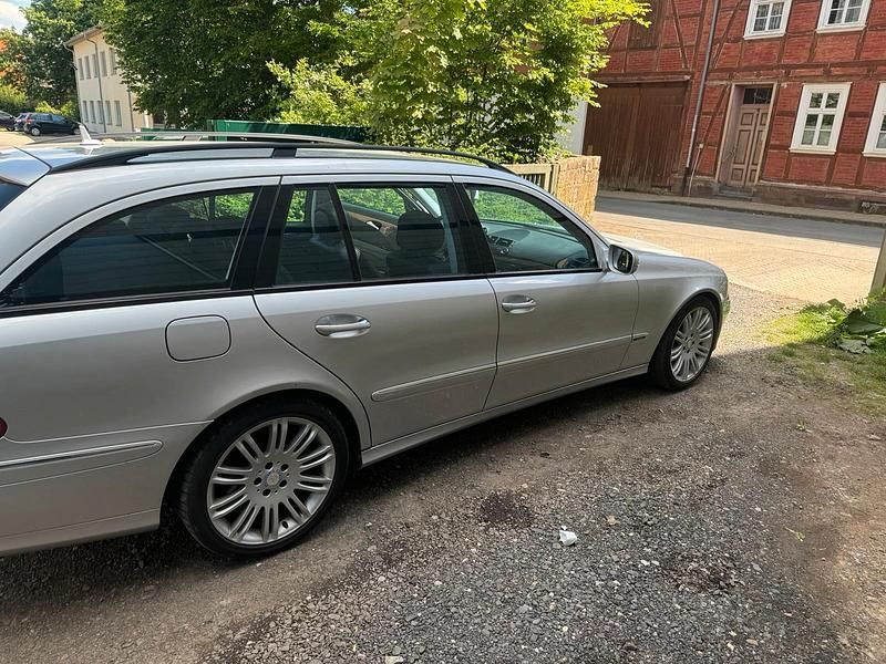 Gebraucht Mercedes E220 Avantgarde 170 PS (125 kW) 2007 Silber Kombi