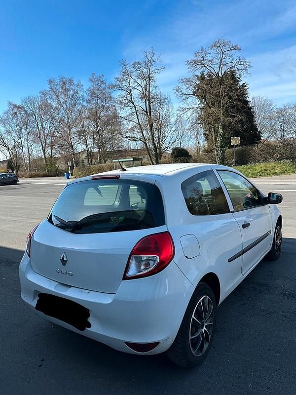Używany Renault Clio II 75 KM (55 kW) 2011 Biały Hatchback