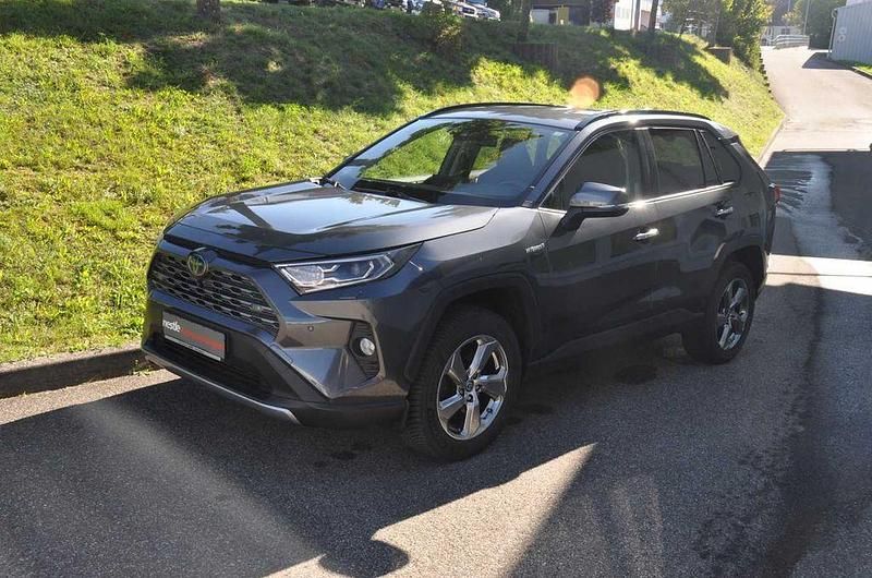 Grau Gebraucht 2019 Toyota RAV4 Hybrid Lounge SUV | 32.780 € (Etwas zu teuer) - Bild 1/4