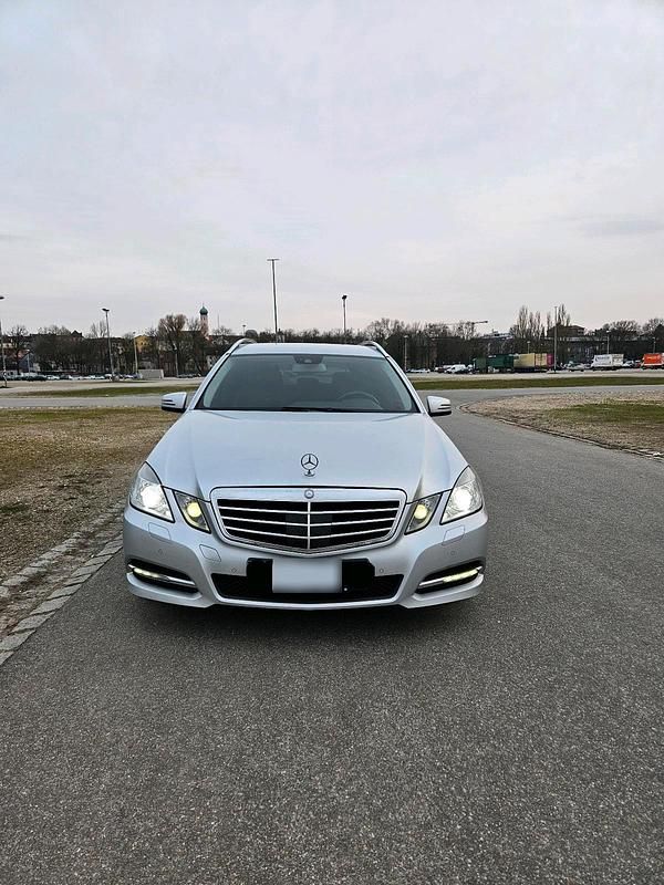 Gebraucht Mercedes E250 204 PS (150 kW) 2011 Grau Kombi
