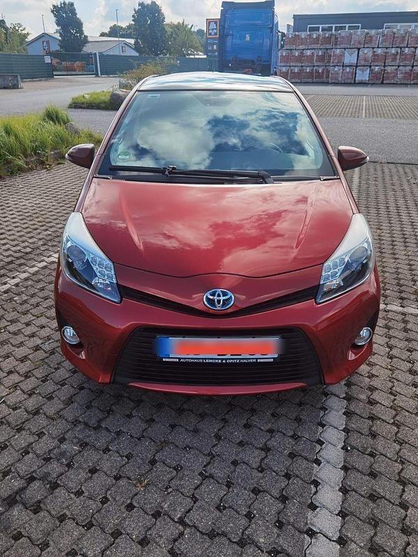Rot Gebraucht 2013 Toyota Yaris Hybrid Club Kleinwagen | 9.900 € (Fairer Preis) - Bild 1/4