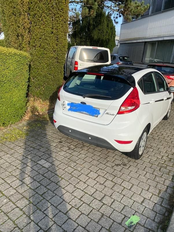 Gebraucht Ford Fiesta 83 PS (61 kW) 2011 Weiß Kleinwagen