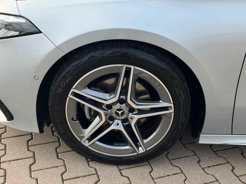 Gebraucht Mercedes A180 AMG line 136 PS (100 kW) 2024 Silber Limousine