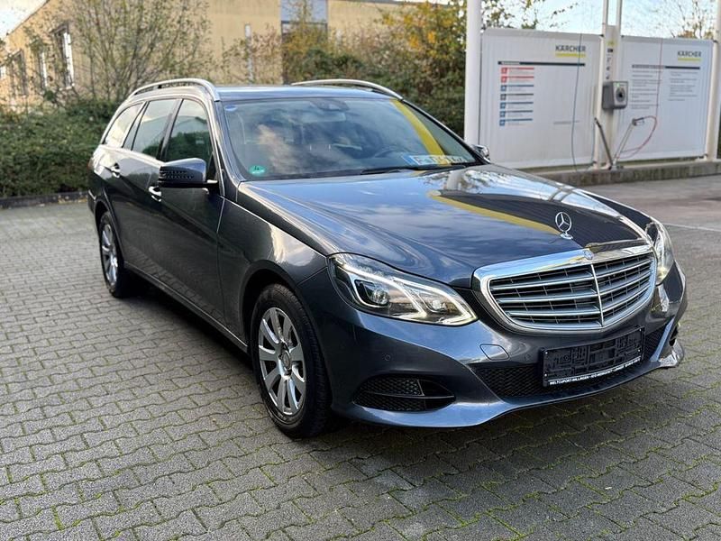 Grau Gebraucht 2015 Mercedes E200 Avantgarde Limousine | 13.999 € (Fairer Preis) - Bild 1/4