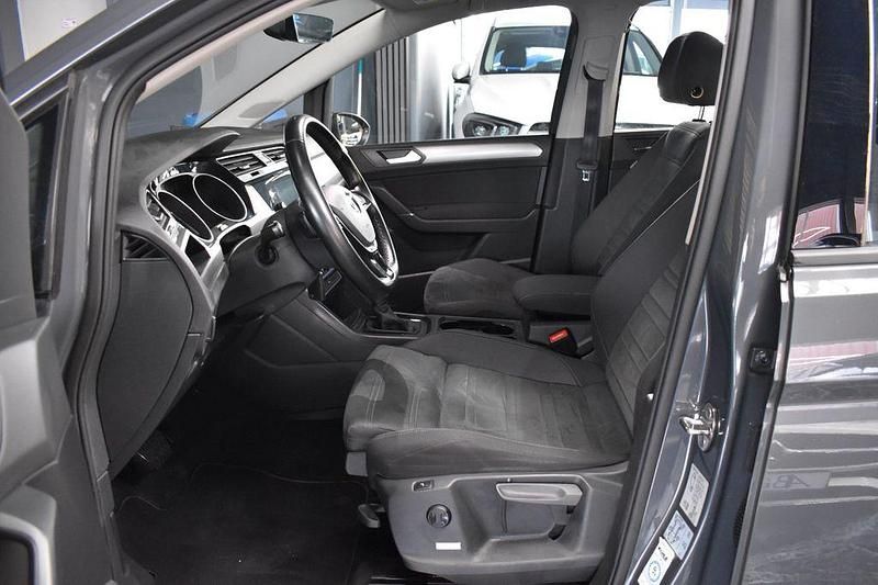 Gebraucht VW Touran Comfortline 150 PS (110 kW) 2022 Grau Van / Kleinbus