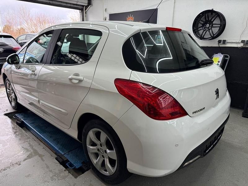 Gebraucht Peugeot 308 Active 120 PS (88 kW) 2011 Weiß Limousine