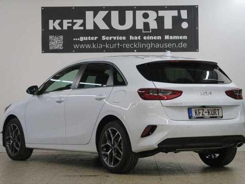 Neu Kia Ceed Style 140 PS (102 kW) 2025 Weiß Kleinwagen
