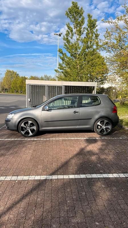 Second-hand VW Golf V 105 CP (77 kW) 2004 Gri Hatchback