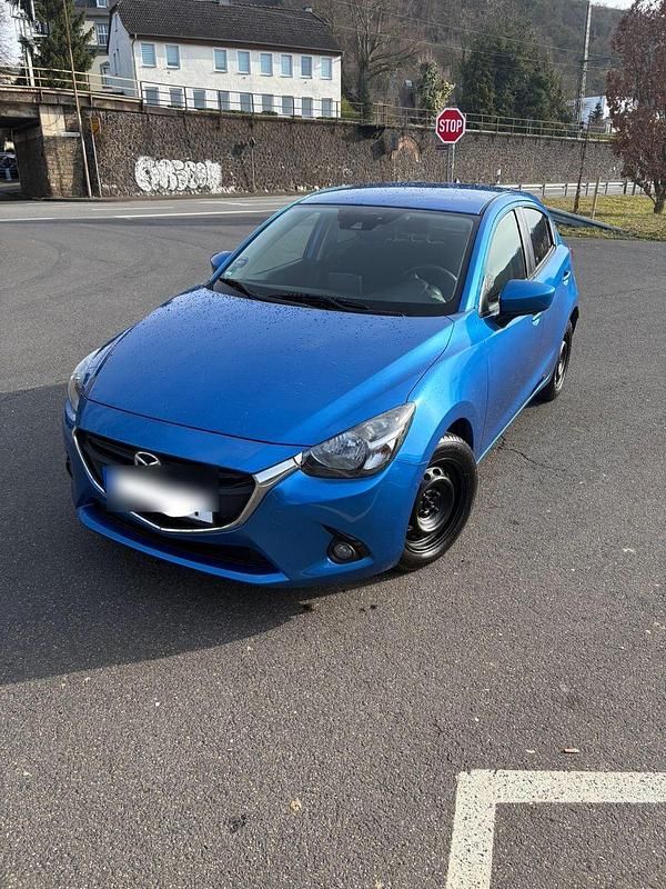 Blau Gebraucht 2017 Mazda 2 Nakama Kleinwagen | 12.400 € (Etwas zu teuer) - Bild 1/4