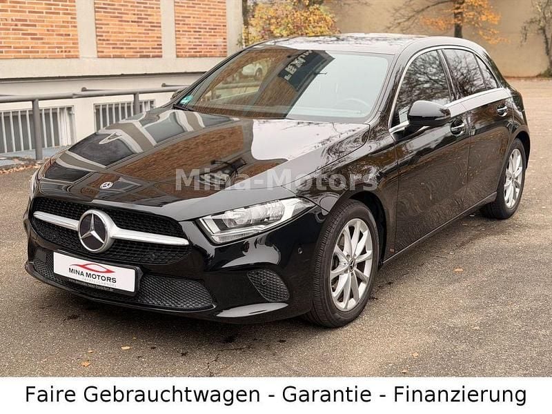 Nachtschwarz Gebraucht 2019 Mercedes A180 Limousine | 17.700 € (Guter Preis) - Bild 1/4