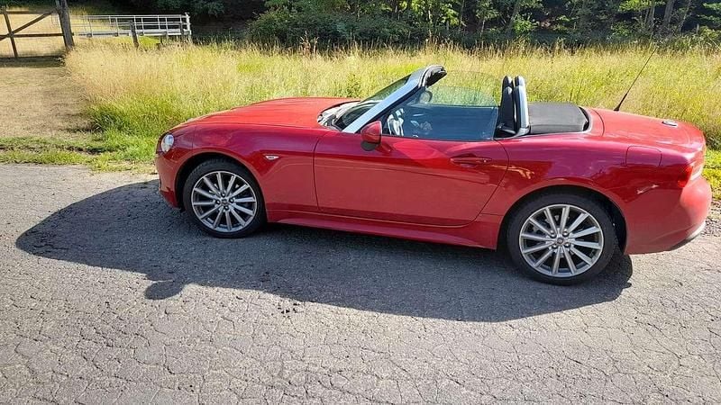 Gebraucht Fiat 124 Spider Lusso 140 PS (102 kW) 2018 Rot Cabrio