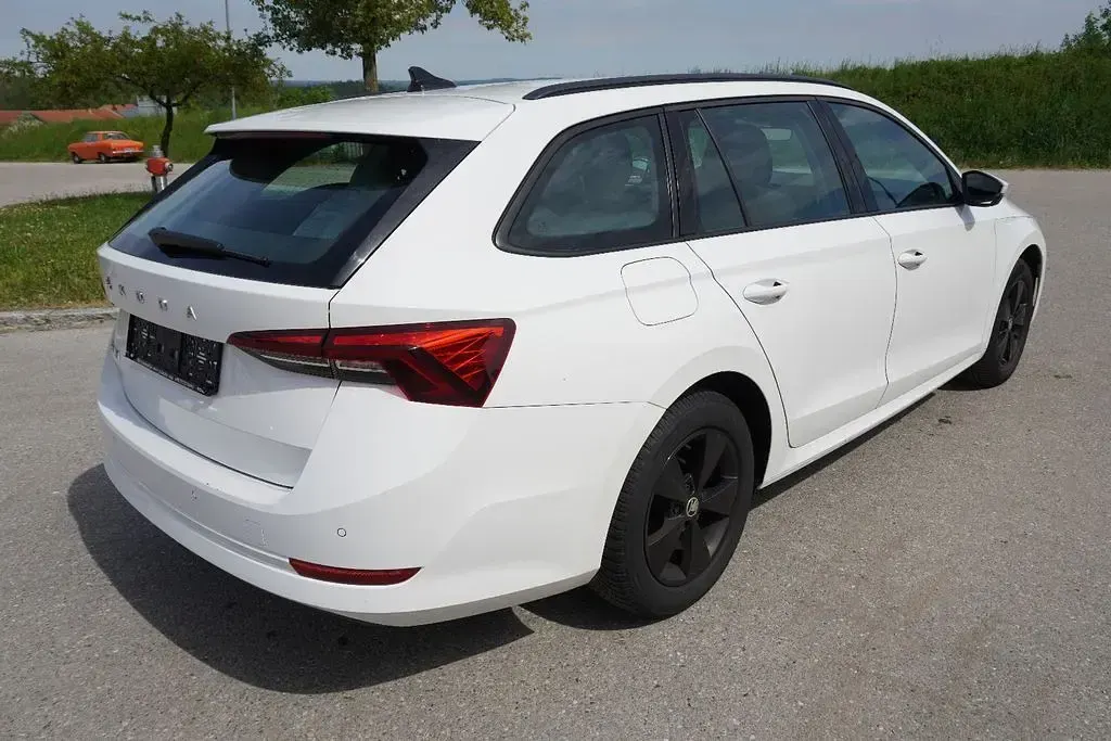 Gebraucht Skoda Octavia Ambition 150 PS (110 kW) 2023 Bila candy/candyweiss Kombi