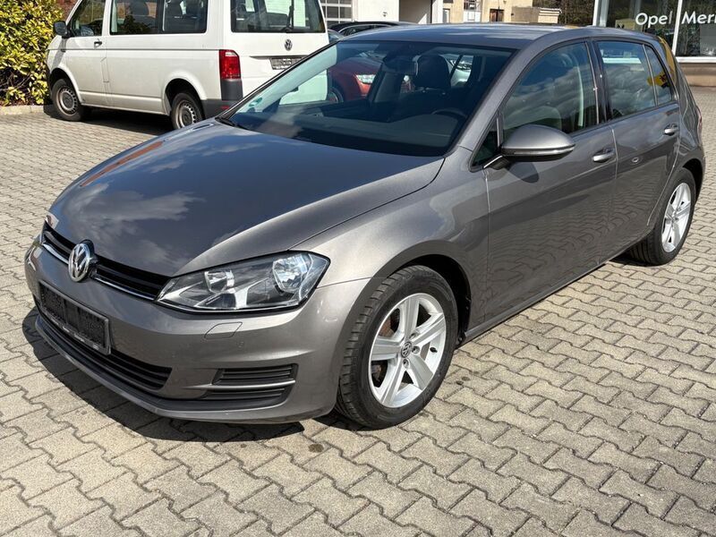 Grau Gebraucht 2014 VW Golf VII Comfortline Limousine | 13.700 € (Fairer Preis) - Bild 1/4
