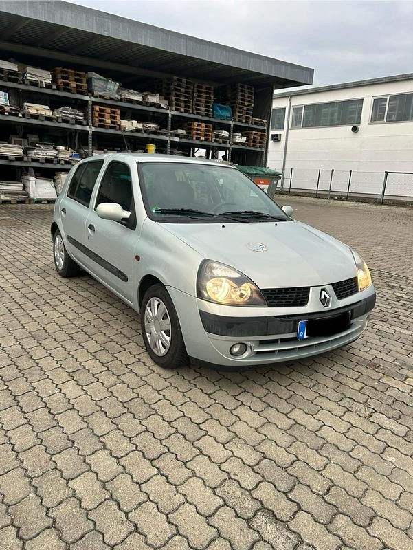 Silber Gebraucht 2002 Renault Clio II Kleinwagen | 800 € (Superpreis) - Bild 1/4