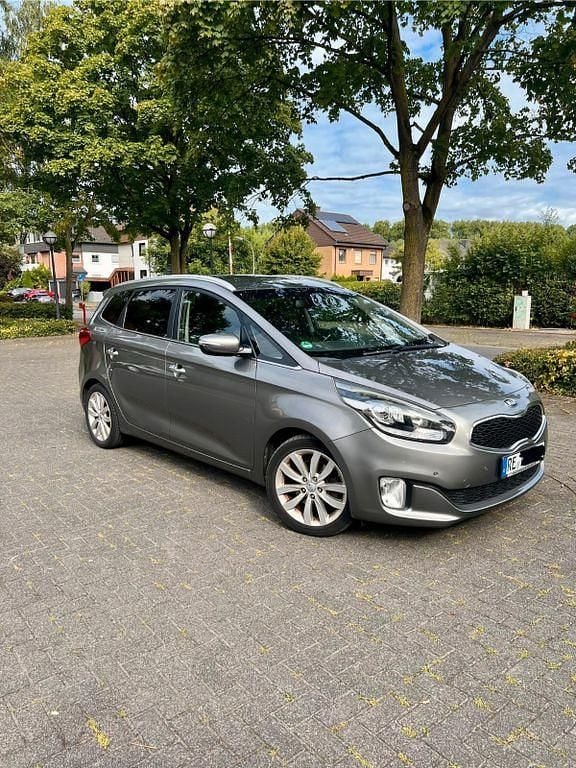 Grau Gebraucht 2015 Kia Carens DREAM-TEAM Edition Van / Kleinbus | 6.500 € (Fairer Preis) - Bild 1/4