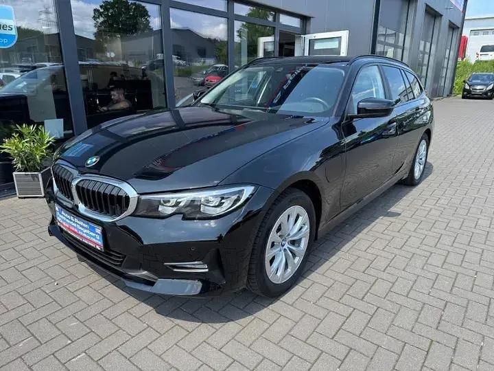 Alpinweiß uni Gebraucht 2023 BMW 320 Kombi | 33.828 € (Fairer Preis) - Bild 1/4