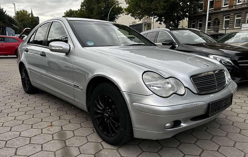 Silber Gebraucht 2001 Mercedes C200 Avantgarde Limousine | 2.445 € (Fairer Preis) - Bild 1/4