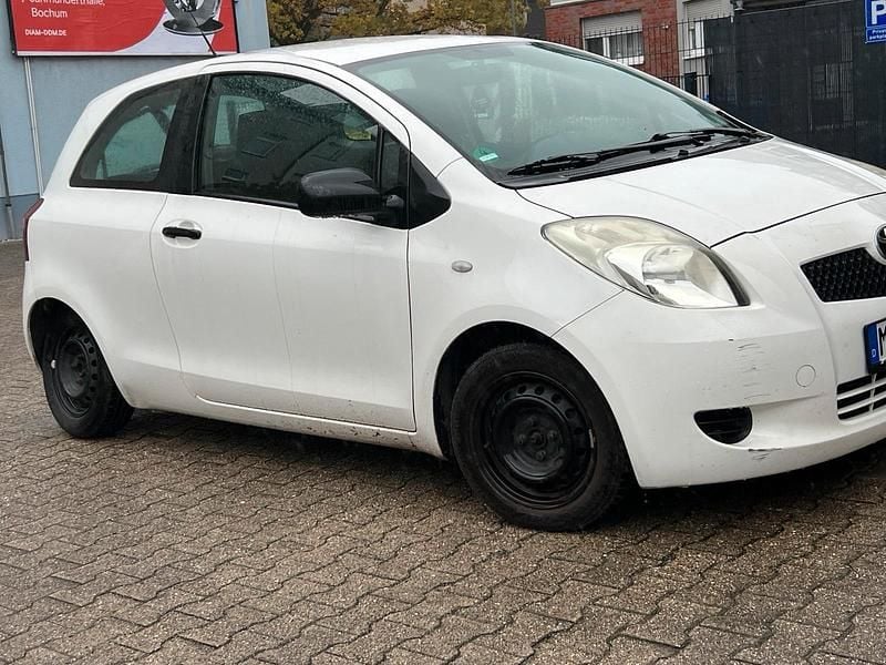 Weiß Gebraucht 2009 Toyota Yaris Kleinwagen | 900 € (Superpreis) - Bild 1/4