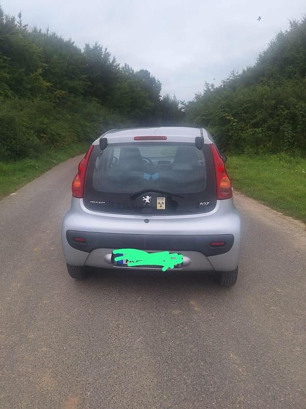 Silber Gebraucht 2009 Peugeot 107 Kleinwagen | 1.650 € (Guter Preis) - Bild 1/4