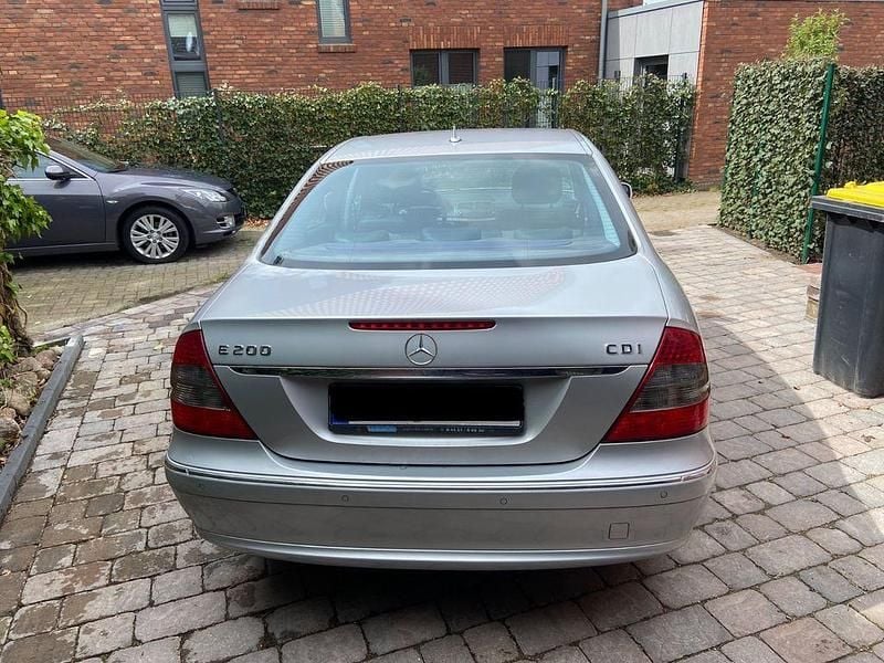 Gebraucht Mercedes E200 Avantgarde 136 PS (100 kW) 2009 Silber Limousine