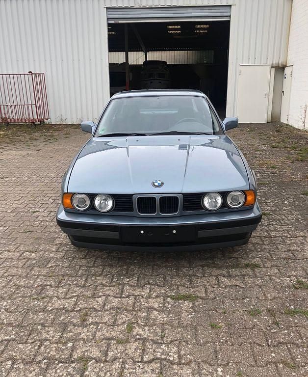 Blau Gebraucht 1989 BMW 520 Limousine | 10.500 € - Bild 1/4