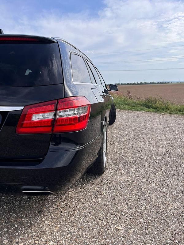 Schwarz Gebraucht 2012 Mercedes E200 Avantgarde Kombi | 14.990 € (Teuer) - Bild 1/4