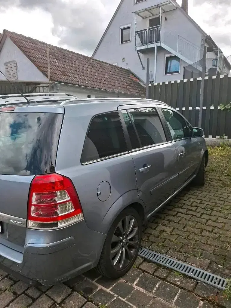 Gebraucht Opel Zafira Eco 125 PS (91 kW) 2011 Silber Van / Kleinbus