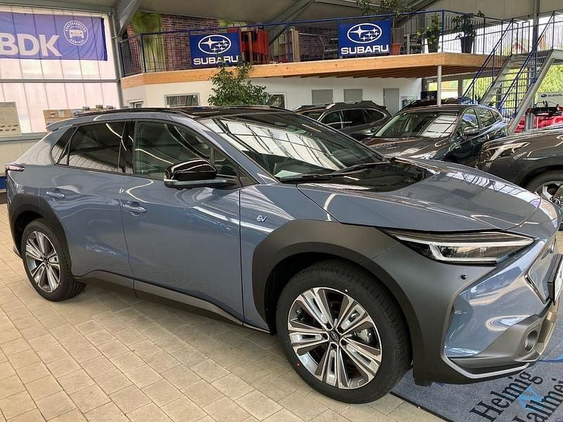 Neu Subaru Solterra Platinum 160 kW (218 PS) 2025 Harbor mist gray pearl black m SUV