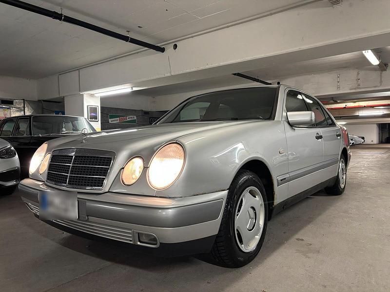 Gebraucht Mercedes E200 136 PS (100 kW) 1997 Silber Limousine
