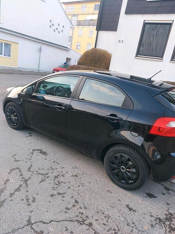 Gebraucht Kia Rio 109 PS (80 kW) 2015 Schwarz Limousine