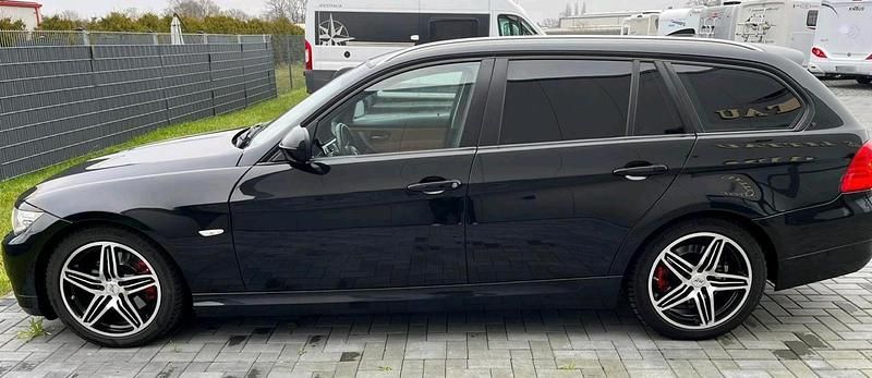 Gebraucht BMW 320 187 PS (137 kW) 2012 Schwarz Kombi