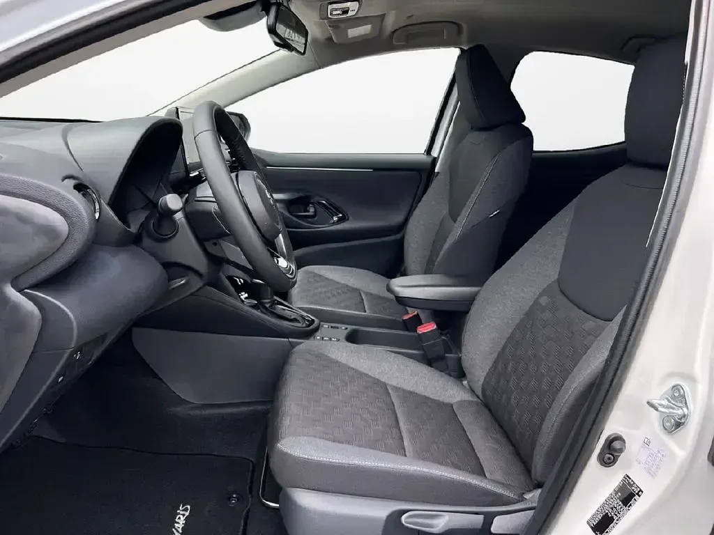 Neu Toyota Yaris Hybrid 116 PS (85 kW) 2025 Weiß Limousine