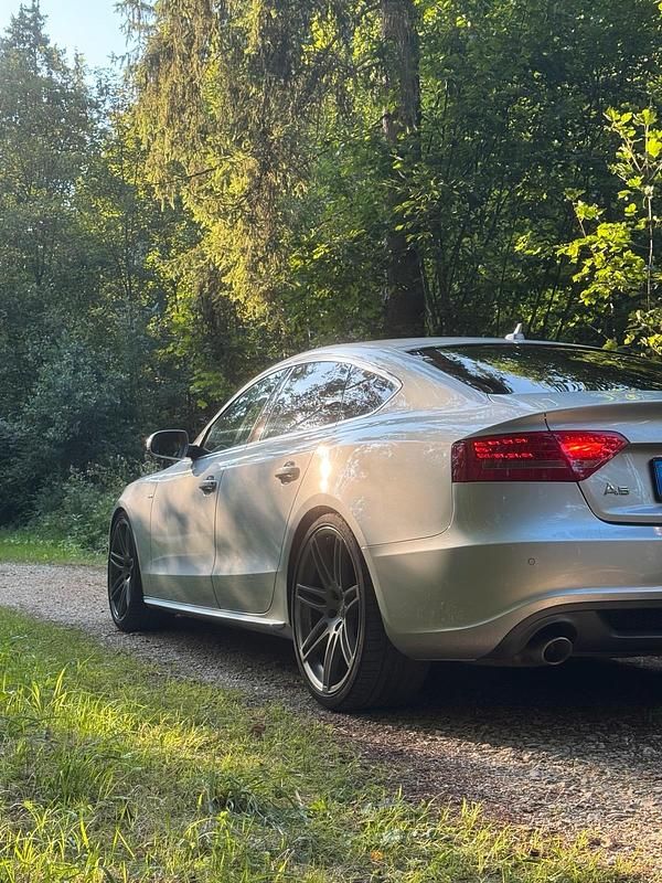 Grau Gebraucht 2009 Audi A5 Sportback S-Line Limousine | 9.400 € (Fairer Preis) - Bild 1/4