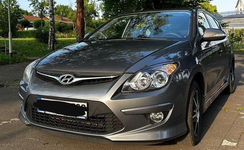 Grau Gebraucht 2011 Hyundai i30 Edition Limousine | 1.800 € (Superpreis) - Bild 1/4