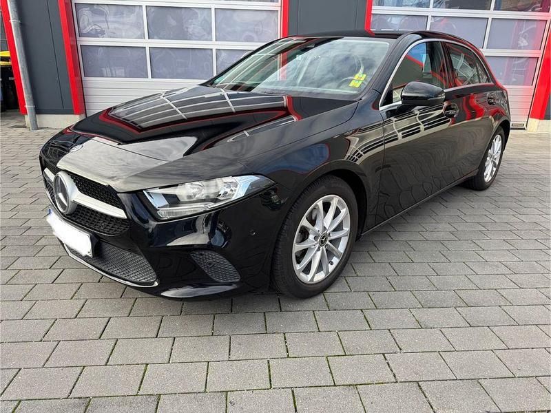 Schwarz Gebraucht 2019 Mercedes A180 Limousine | 17.900 € (Superpreis) - Bild 1/4