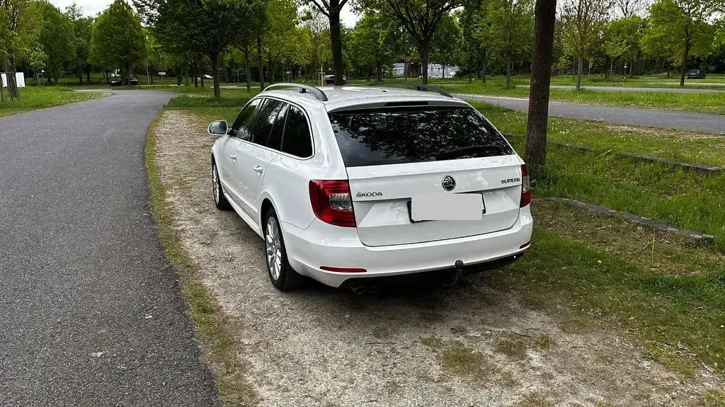 Gebraucht Skoda Superb Exclusive 140 PS (102 kW) 2013 Weiß Kombi