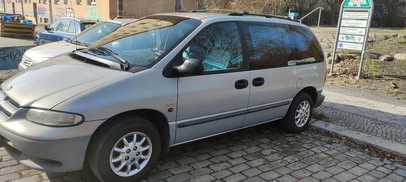 Gebraucht Chrysler Voyager 150 PS (110 kW) 2000 Silber Van / Kleinbus
